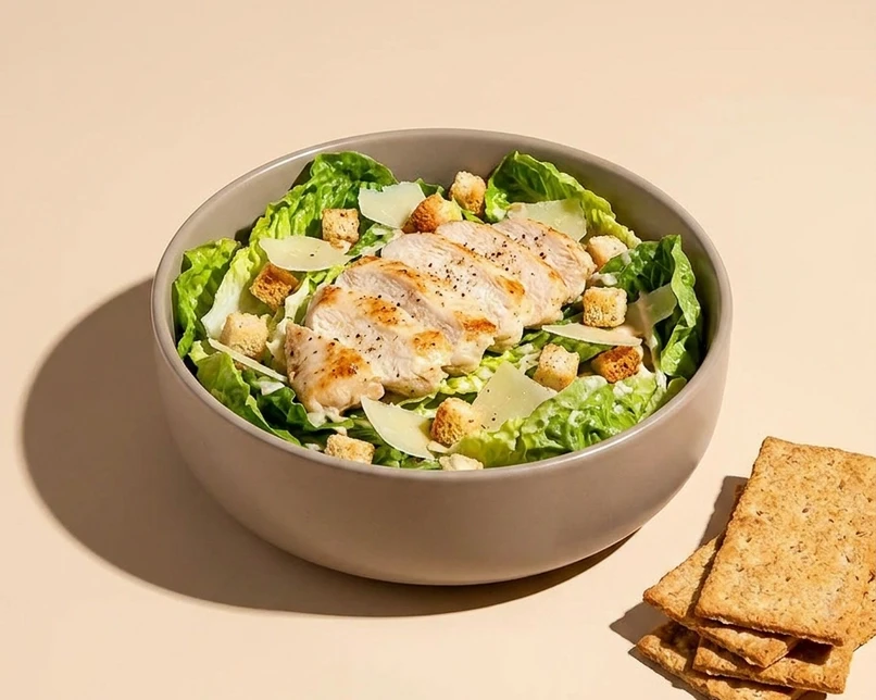 Menù Ceasar Salad e bibita  - lattuga romana pollo crostini ceasar dressing parmigiano reggiano pepe nero cracker insolite essenze + biscotto omaggio - Chicchiamo Forlì