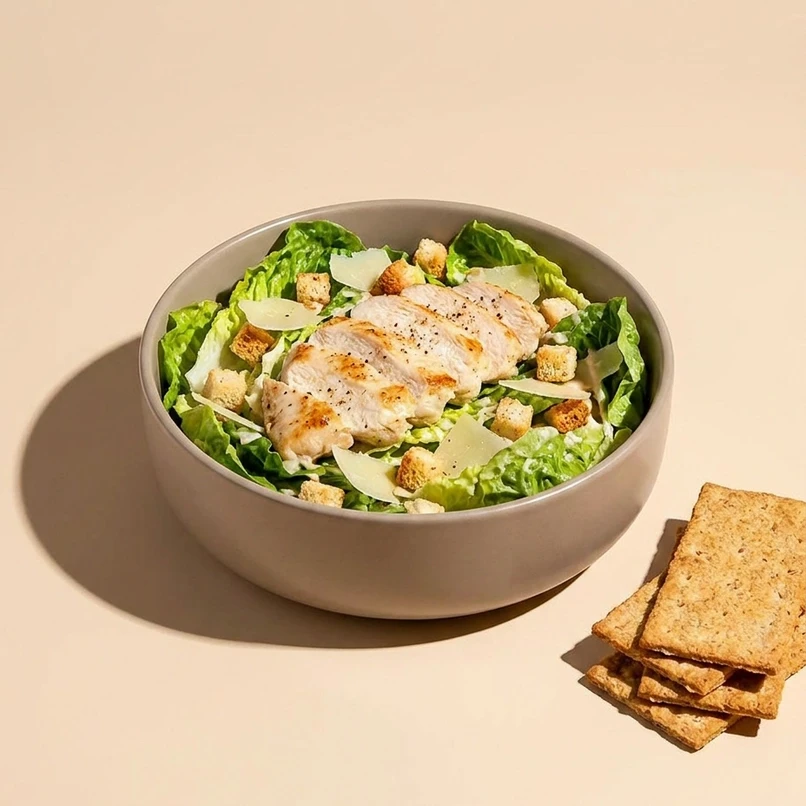 Menù Ceasar Salad e bibita  - lattuga romana pollo crostini ceasar dressing parmigiano reggiano pepe nero cracker insolite essenze + biscotto omaggio - Chicchiamo Forlì