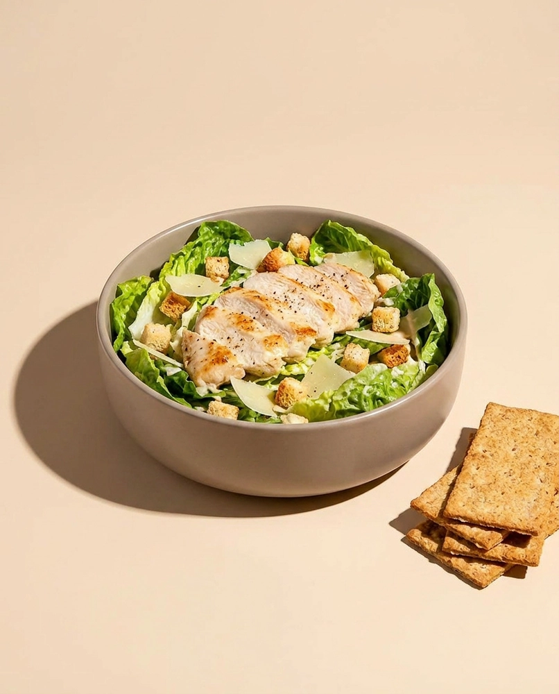Menù Ceasar Salad e bibita  - lattuga romana pollo crostini ceasar dressing parmigiano reggiano pepe nero cracker insolite essenze + biscotto omaggio - Chicchiamo Forlì