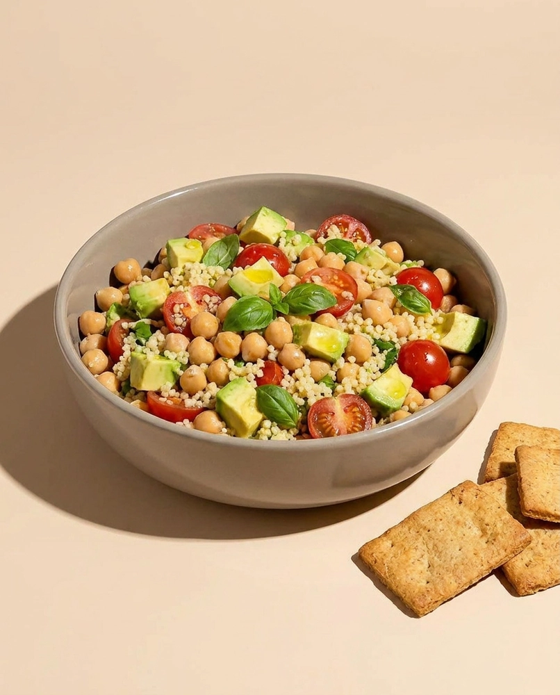 Menù veggy Salad e bibita  - Insalata mozzarella pomodorini mais olive nere e cetriolo cracker insolite essenze + biscotto omaggio - Chicchiamo Forlì